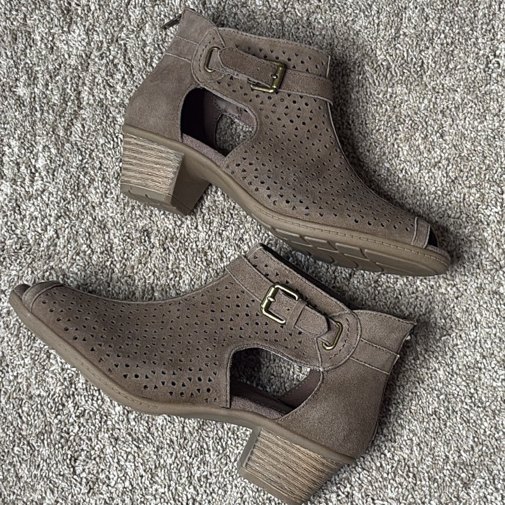 Women's Earth Brown Ankle Boots Brand New Never Worn